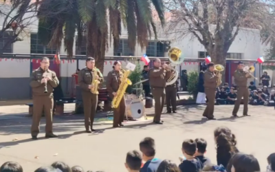 Carabineros de Chile comparte con estudiantes de nuestro colegio a través de la música y consejos de cuidado